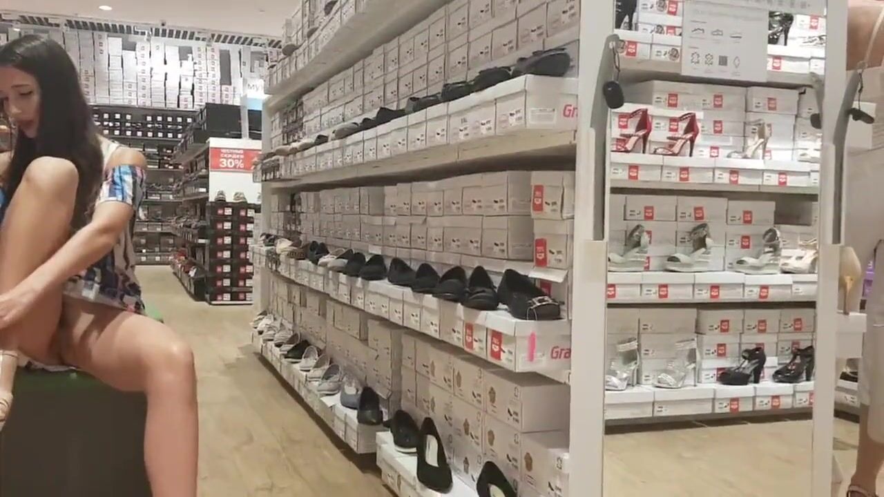 Jong meisje zonder slipje gefilmd met openhartige camera in schoenenwinkel